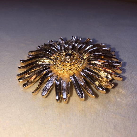 Vintage gold sunflower pin/brooch - Picture 8 of 9